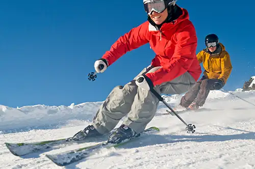 2 skiers die van berg komen skiclub Zondal